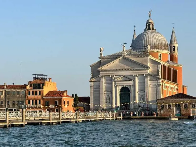 Il ponte galleggiante votivo che unisce la riva delle Zattere allo Spirito Santo con la basilica del Redentore alla Giudecca / PATRIARCATO DI VENEZIA