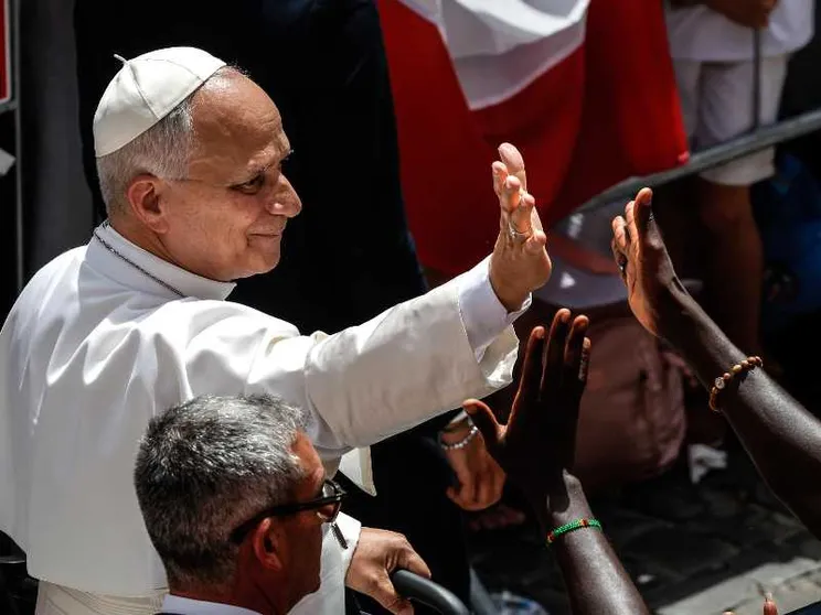 Il Papa in mezzo ai fedeli radunati davanti al Palazzo Apostolico per la preghiera domenicale dell'Angelus ieri, 19 luglio 2026 / ANSA