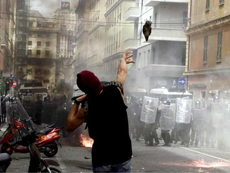 I medici "di strada" del G8 a Genova: così la professione diventò impegno