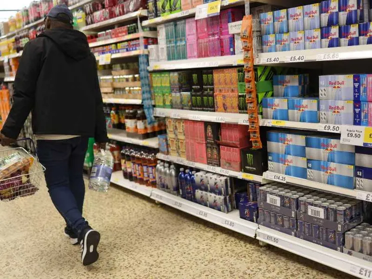 Spot, vendita diffusa, niente limiti di età: gli energy drink dilagano tra gli adolescenti (ma fanno male)