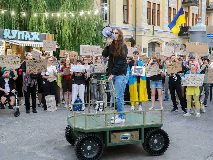 In Ucraina qualcosa è cambiato. Perché la piazza ora detta la linea a Zelensky