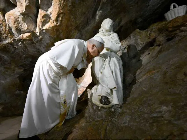 Papa Leone XIV bacia il ginocchio della statua di san Benedetto al Sacro Speco di Subiaco / VATICAN MEDIA