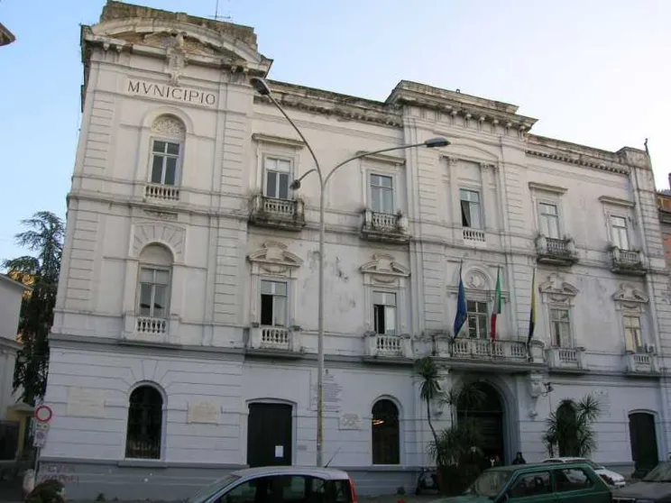 La camorra nelle istituzioni: allarme per i Comuni sciolti in Campania