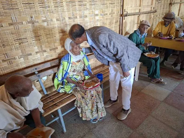 Il filantropo Yemane Teklemariam dà un bacio sulla fronte a un'anziana in un rifugio alla porte di Macallè dove vivono 2mila sopravvissuti alla guerra