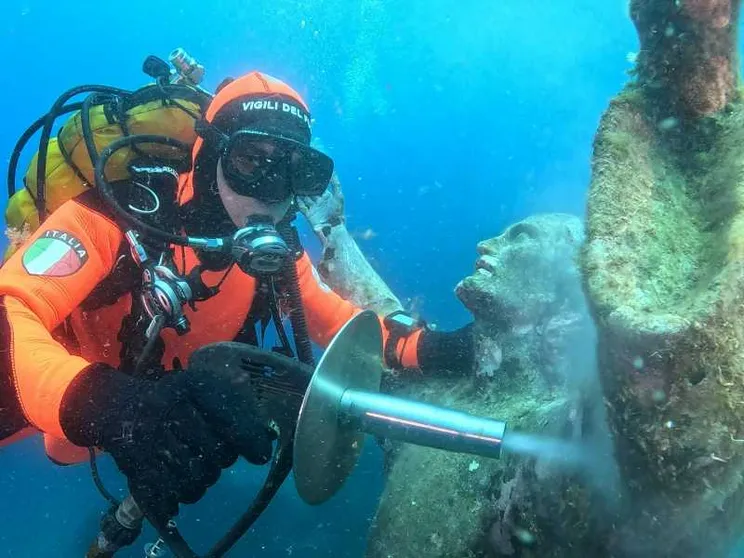 Una delle foto delle operazioni di pulizia del Cristo degli abissi diffuse dalla Soprintendenza Archeologia, Belle Arti e Paesaggio della Liguria
