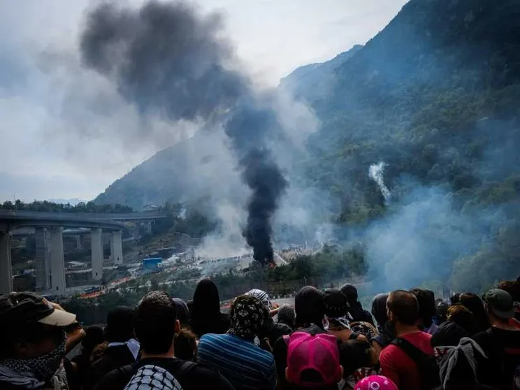 Durante le proteste dei No Tav, il cantiere di Chiomonte in Valle di Susa è stato attaccato su vari fronti da alcune centinaia di antagonisti che hanno lanciato bombe carta e pietre  / ANSA
