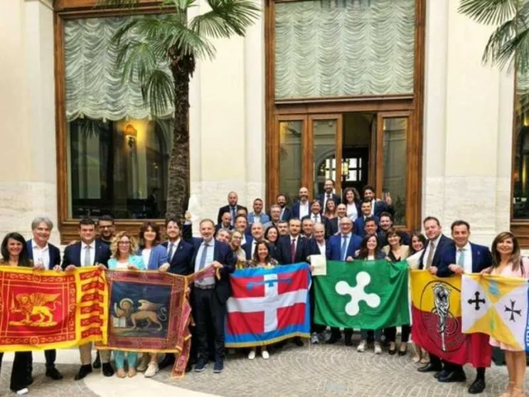 Deputati del centrodestra con bandiere regionali nel cortile della Camera dei deputati