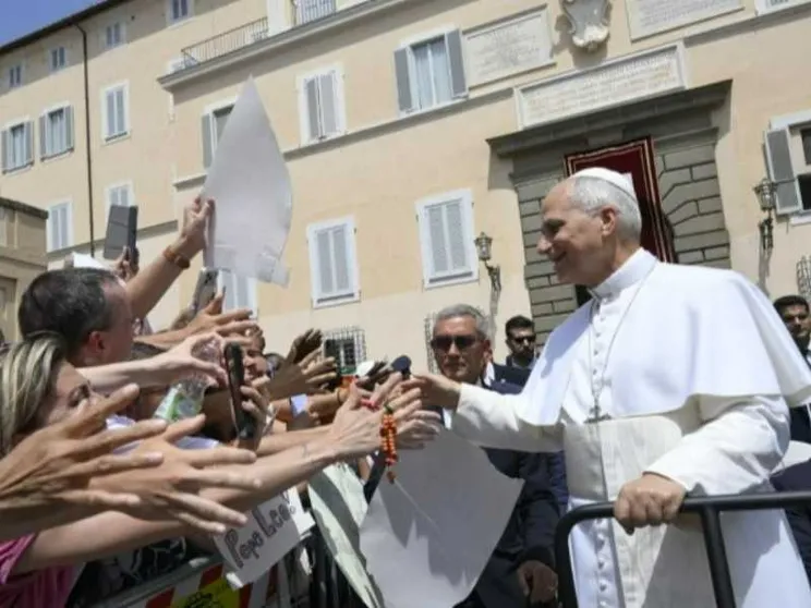 Il Papa a Castel Gandolfo in mezzo ai fedeli riuniti per l'Angelus di ieri, domenica 26 luglio 2026 / VATICAN MEDIA