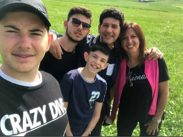 Gino Ciccarelli, al centro, con la moglie Rossana e i figli Paolo, Bruno e Matteo