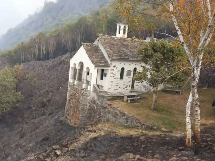 La chiesetta dell'alpe Lut, sopra Premosello nel Verbano Cusio Ossola, risparmiata dalle fiamme