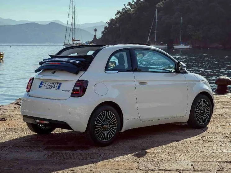Una bella scoperta: il fascino della Dolce Vita rivive sulla Fiat 500 Hybrid Cabrio