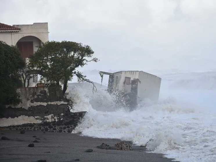 Mareggiate, cemento ed eventi estremi: cosa sta distruggendo le spiagge italiane