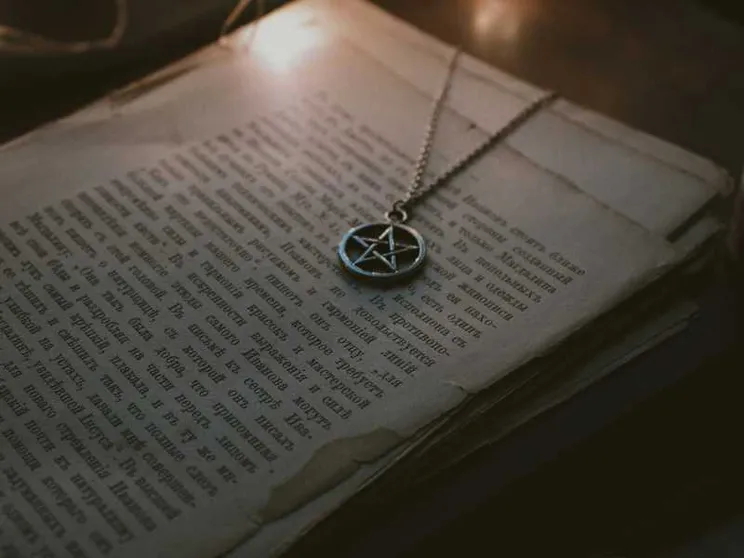 Esoterismo, occultismo
e satanismo sono fenomeni da non sottovalutare, dicono gli esperti. Spesso vi si arriva attratti da esperienze apparentemente innocue