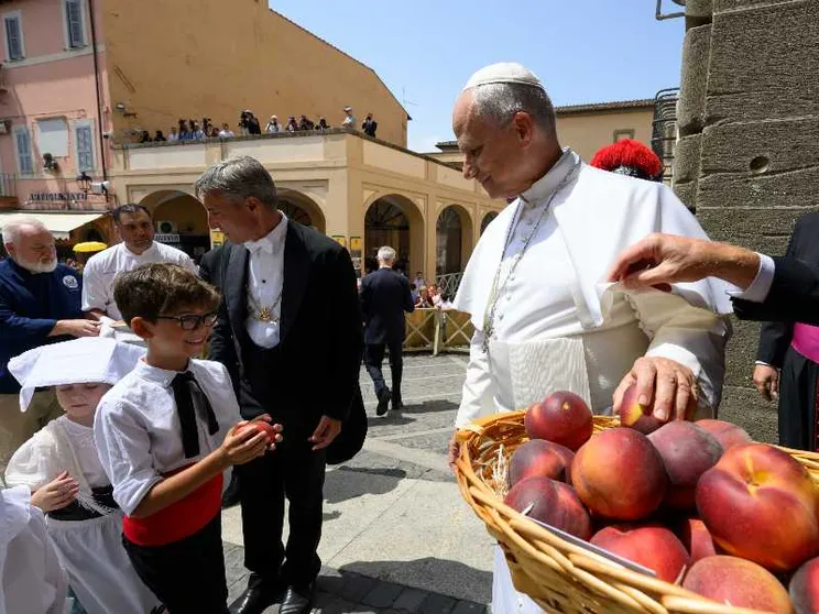 Il Papa tra la gente a Castel Gandolfo / VATICAN MEDIA