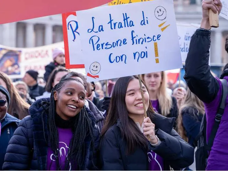 L'attività di sensibilizzazione promossa dai membri della rete di Talitha Kum. Secondo il report diffuso ieri, in tutto il mondo l’anno scorso 50 milioni di persone sono cadute nella rete della tratte di esseri umani