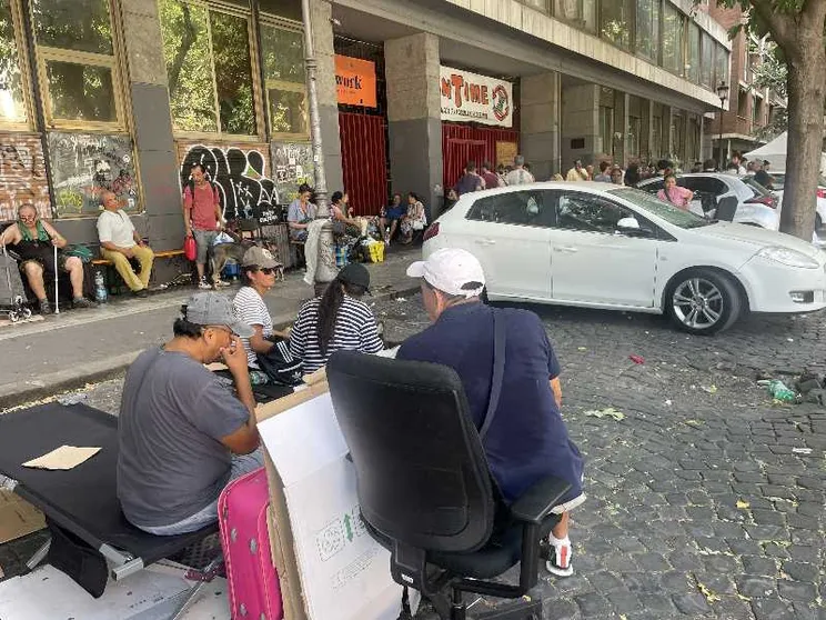Tra gli sfollati dello Spin Time, l'edificio occupato di Roma che è andato a fuoco e fa discutere la politica