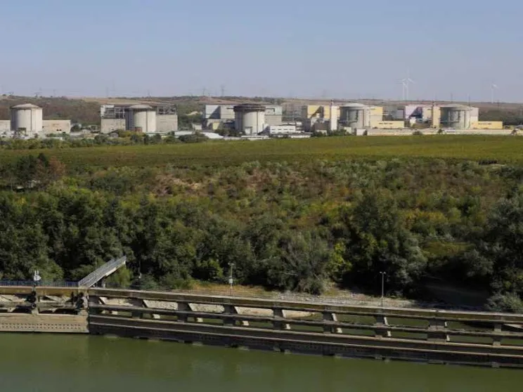 La centrale nucleare rumena a Cernavoda, i cui due reattori sono stati spenti per la secca del Danubio / REUTERS