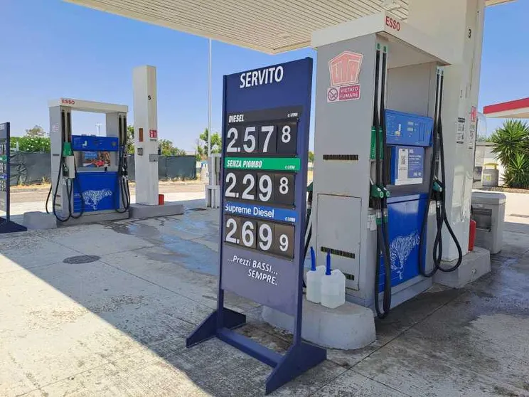 Il prezzo del gasolio non cala abbastanza, malgrado il decreto. Indagherà la Finanza