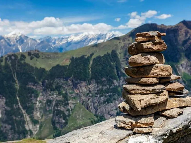 Lo strano caso degli “ometti”: così la montagna perde la strada