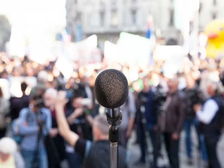 C'è un silenzio che pesa più delle armi