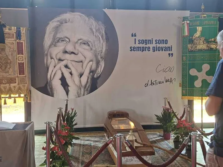 Nella camera ardente di don Mazzi. «La sua eredità è l'amore»