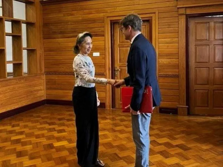 La Nobel Suu Kyi riappare dopo anni: le foto che rassicurano il mondo