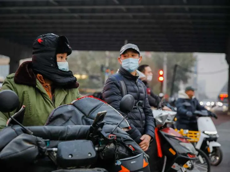 Motociclisti indossano la mascherina a Pechino