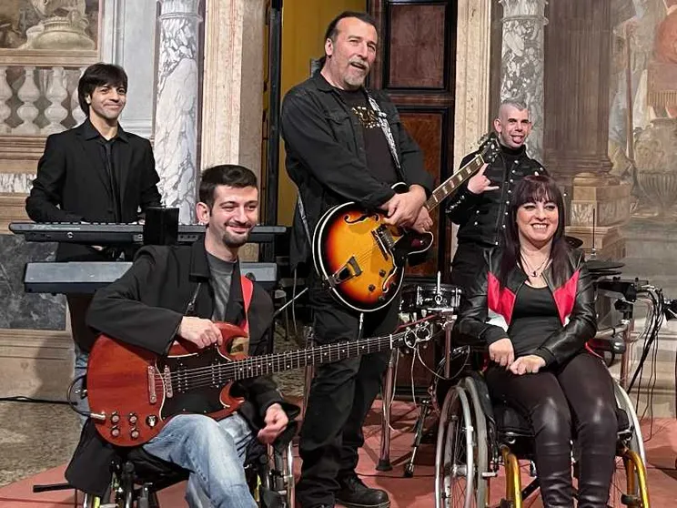 Prosegue l'impegno della band Ladri di carrozzelle, che ha due formazioni di 9 elementi
