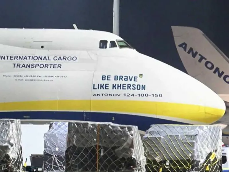 La parte anteriore di un grosso aereo bianco con una striscia di colore blu e azzurro