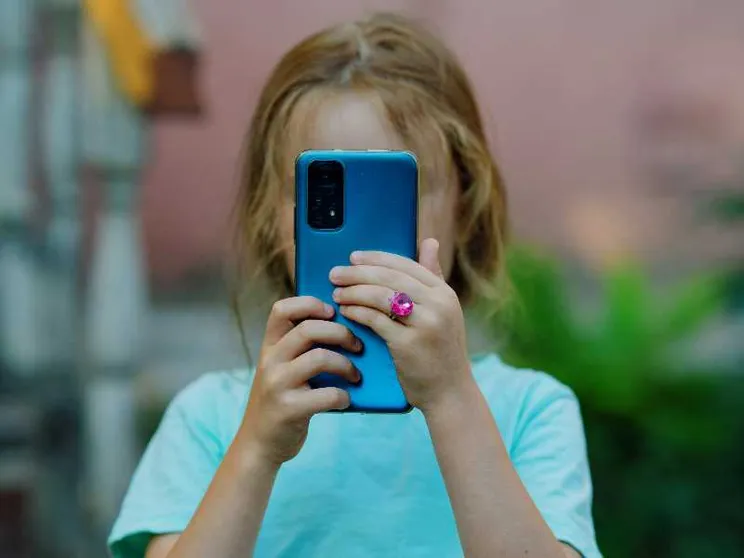 Crescono i profili dei bambini influencer, ma sono arenate le leggi per tutelarli