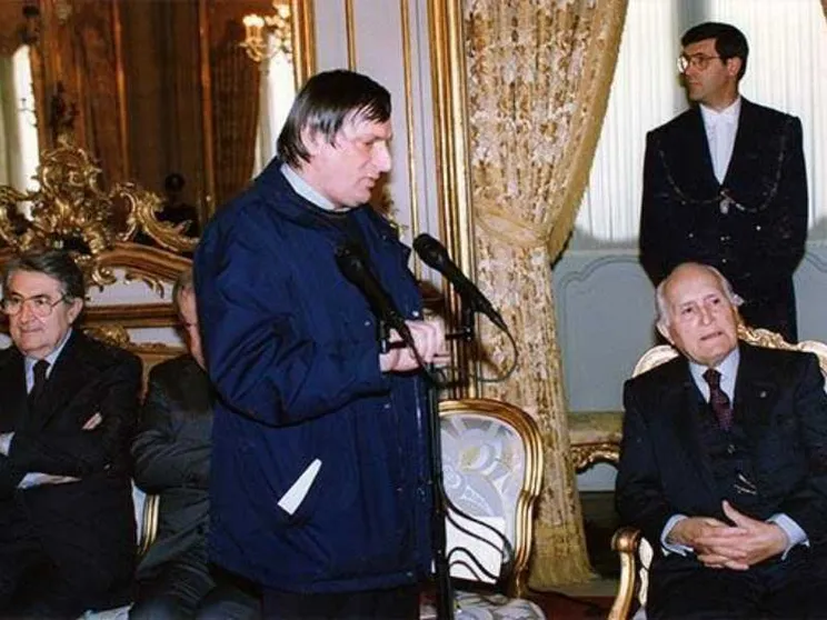 Don Luigi Ciotti e Scalfaro in una cerimonia al Quirinale, foto estratta dall'archivio del Quirinale