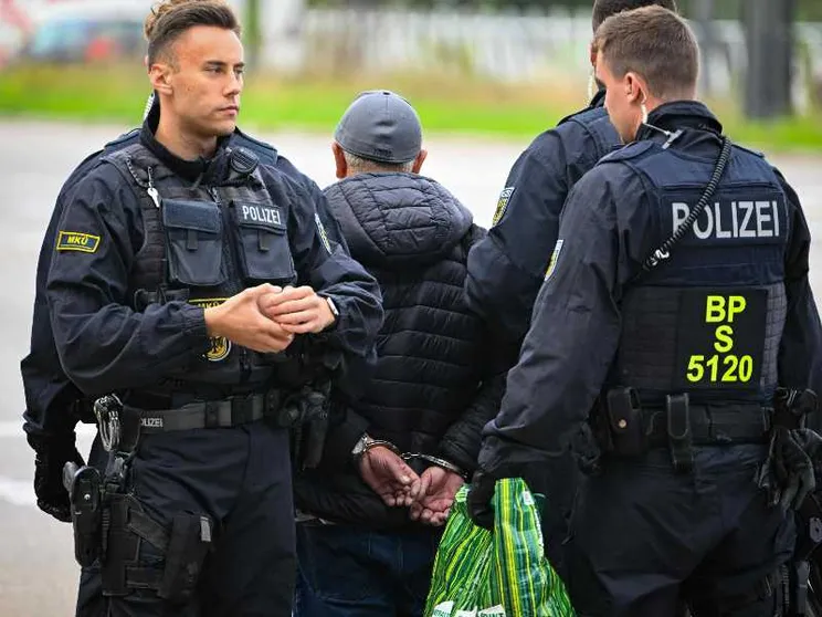 I profughi da trasferire, i numeri sulle riammissioni: perché la Germania ha aperto il caso Italia