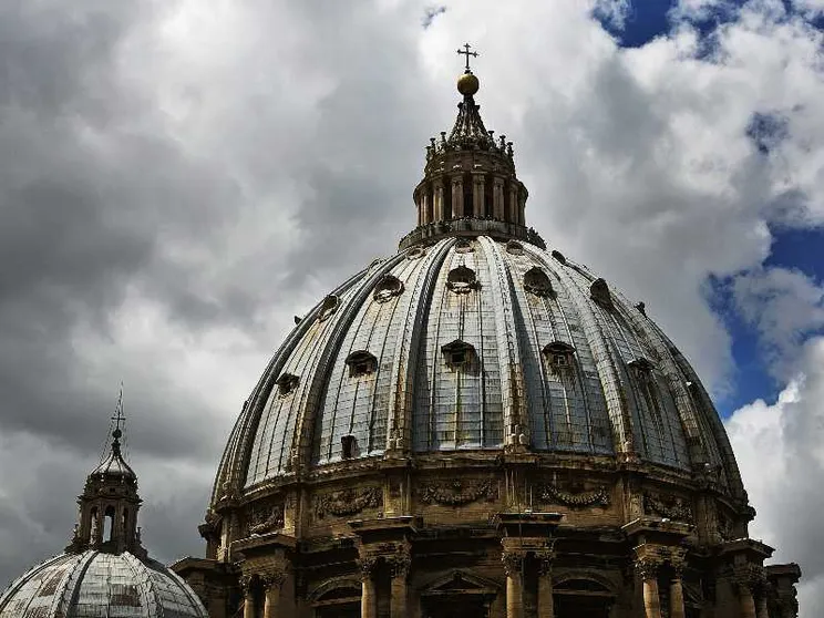 Leone XIV chiama nel Consiglio per l’Economia il cardinale Repole e due donne under 40