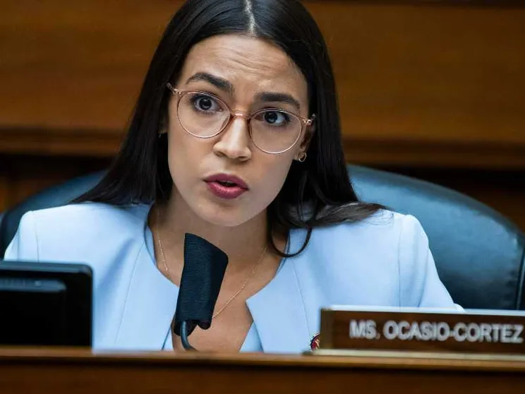 Ocasio-Cortez e il “social freezing”: quando a essere congelata è la maternità. Ma che libertà è?