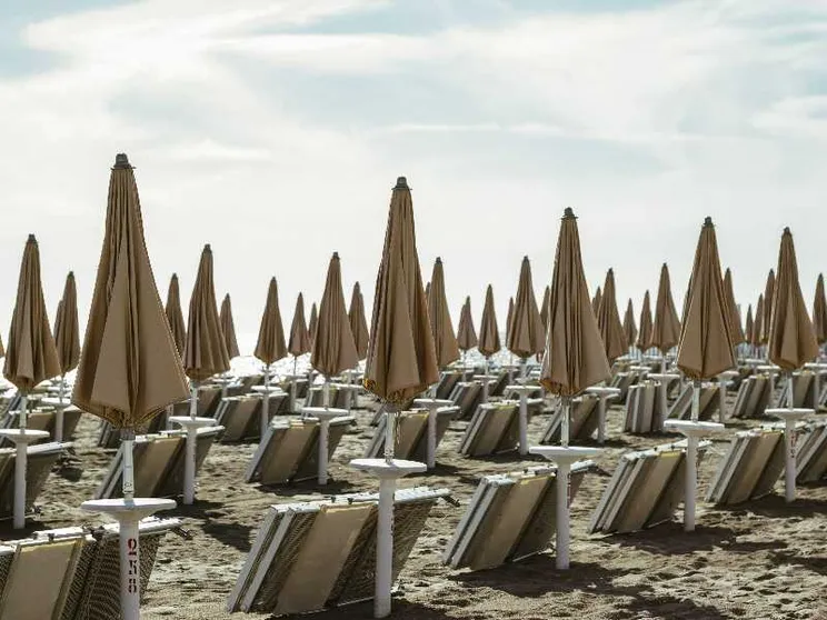 Tornelli e ombrelloni abusivi: cosa c'entra la Bolkestein con le irregolarità in spiaggia