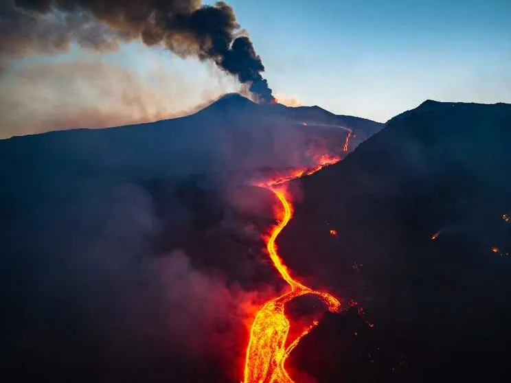 A Catania l'Etna ha fermato tutto: i turisti dormono sulle brandine in aeroporto