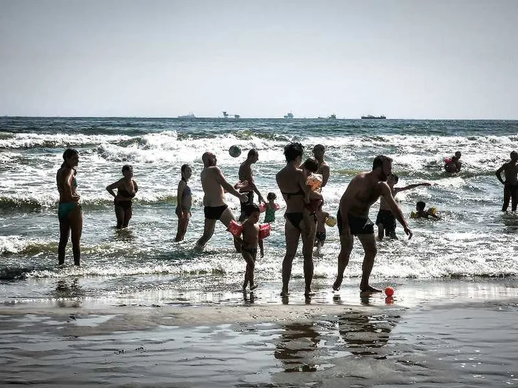 Siamo questa roba qui: in spiaggia (finalmente) i corpi veri, non quelli da social