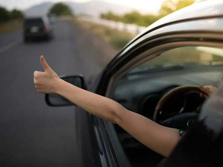 Lampeggi, clacson e gesti: il galateo sconosciuto delle strade d’Europa