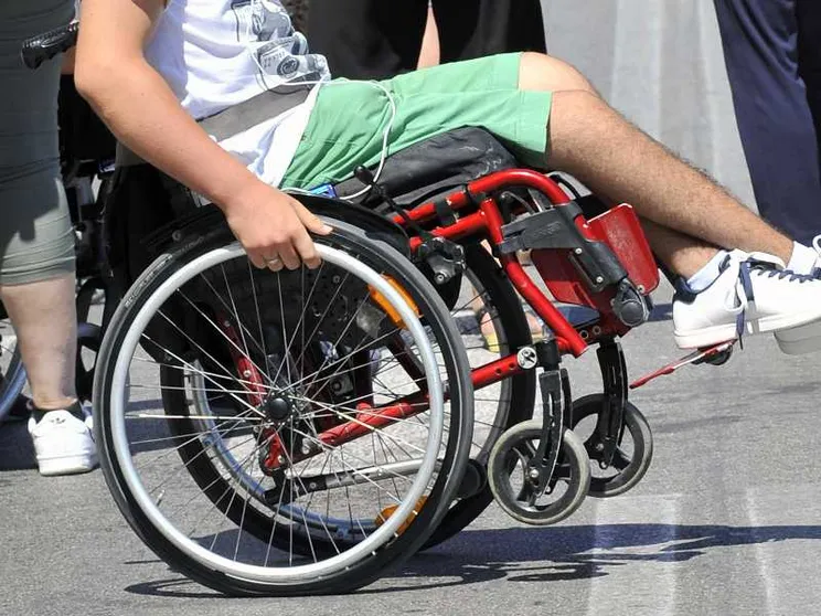 Un ragazzo sulla sedia a rotelle