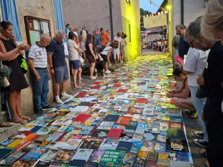 Benvenuti a Tagliata, il borgo che è rinato grazie a una strada lastricata da 7mila libri