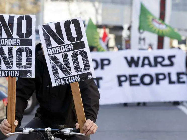 Una manifestazione contro le politiche ostili all'asilo