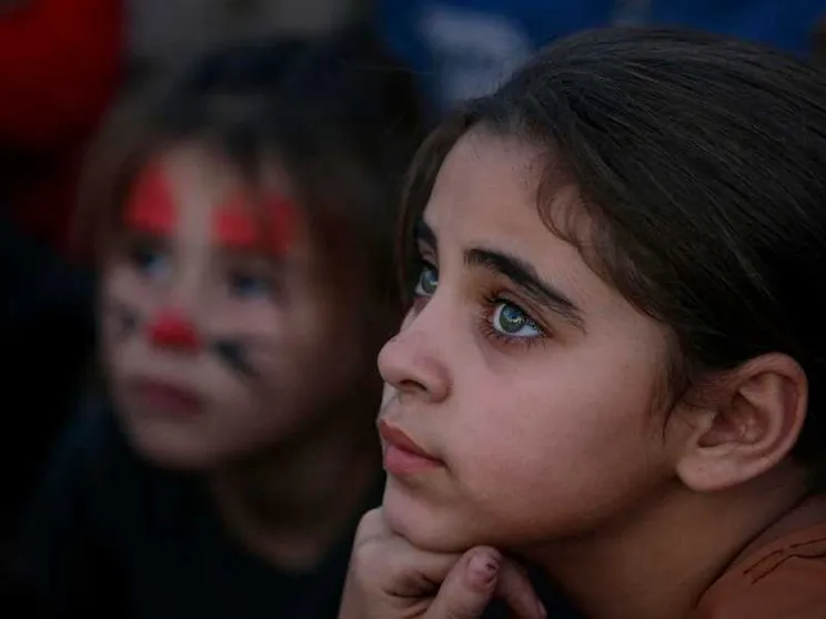 Bambine tra le rovine degli edifici distrutti nel campo profughi di Al Shatea, nella parte occidentale di Gaza City