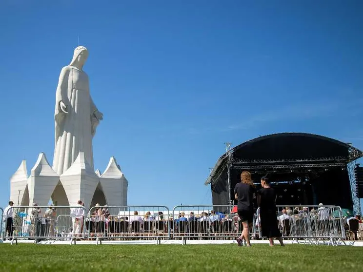 La mastodontica statua della Madonna appena inaugurata nelle campagne della Polonia