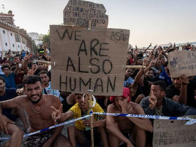 La protesta dei migranti sulla spiaggia di Ceuta