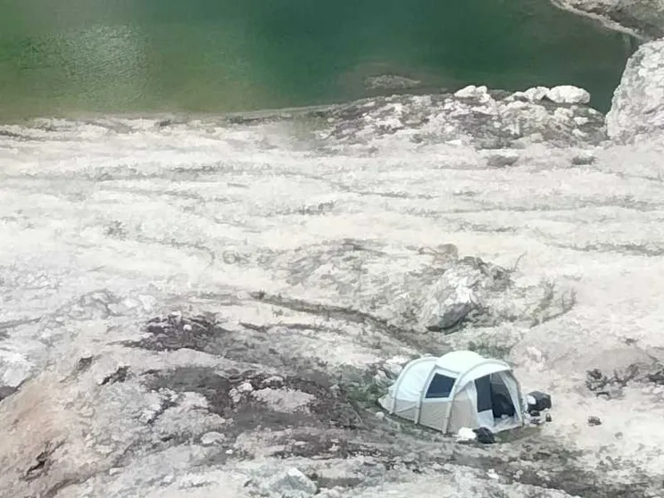 I campeggatiori sul greto del lago Fedaia in secca