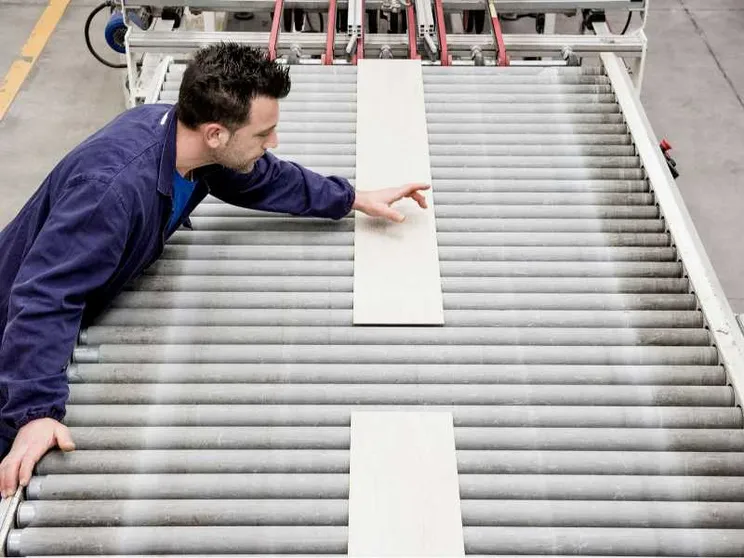 Un operaio della ceramica