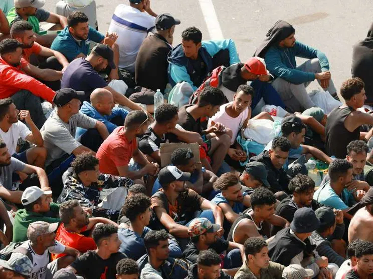 Migranti sulla spiaggia dell'exclave spagnola di Ceuta