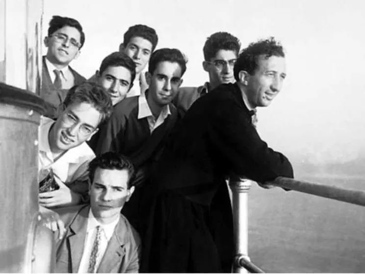 Don Luigi Giussani con alcuni studenti nel settembre 1956 durante la gita della quinta ginnasio del liceo Berchet al faro di Portofino / ANSA