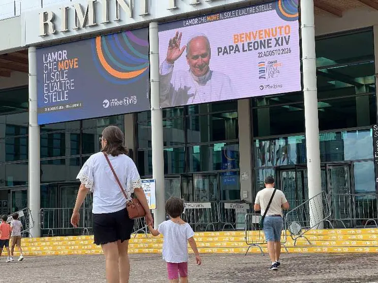 La camminata di un chilometro, le mostre, i bambini: il ritorno del Papa al Meeting