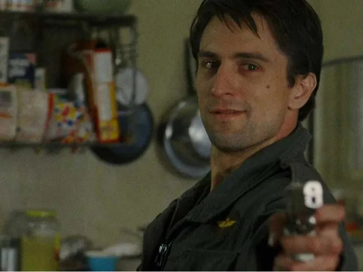 «Are you talking to me?»: la dura legge della strada di Taxi Driver